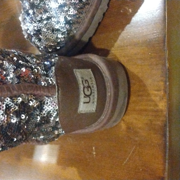 Eva Leopard Leather Uggs - Picture 4 of 8